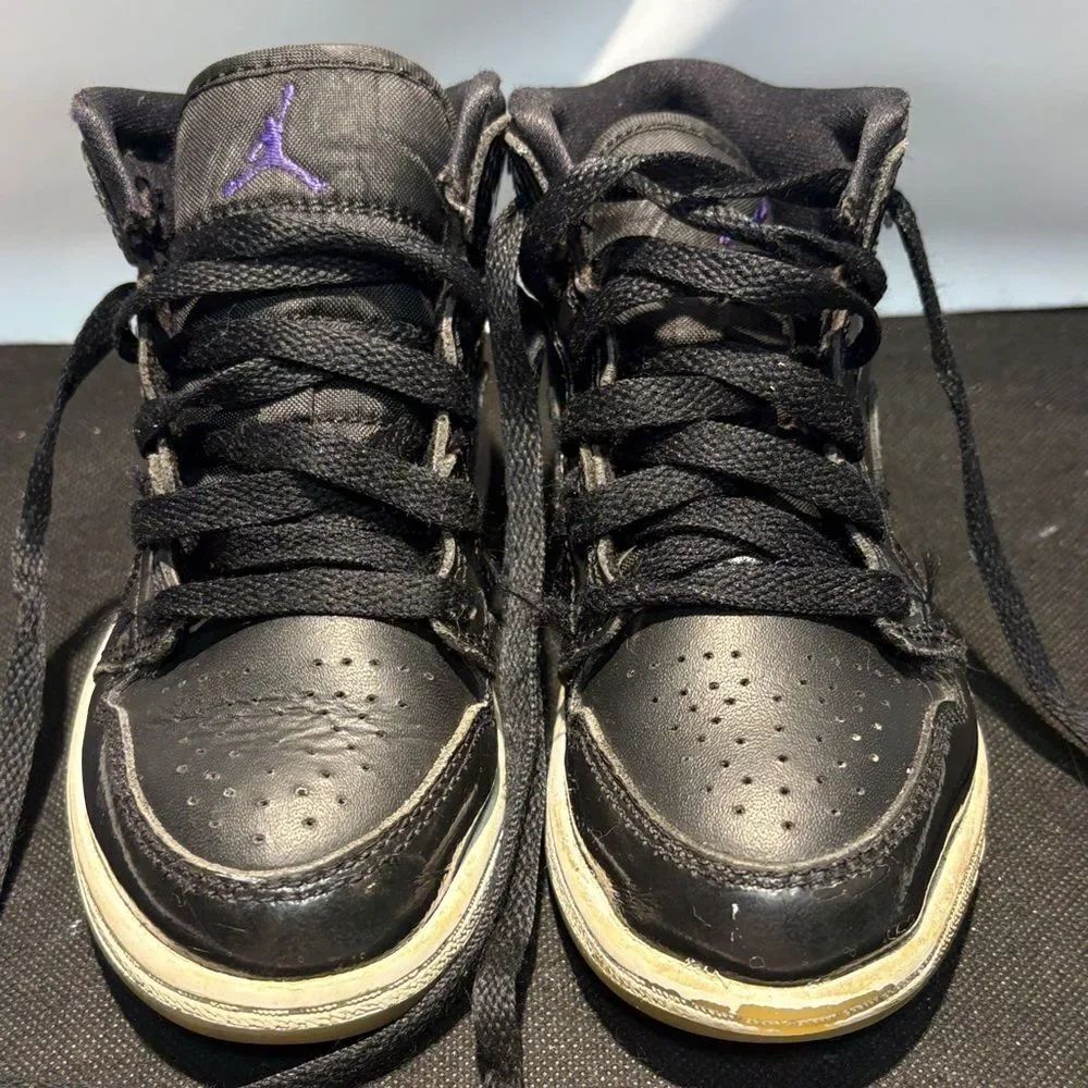 Nike Kids Black Sneakers with Purple Logo